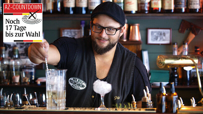 Wem geben Sie am 24. September Ihre Stimme? Barkeeper Phil Brand (31): "Ich wähle alles andere als die AfD &ndash; was genau, werde ich kurz vor knapp entscheiden. Ich werde mich jedoch an der Mitte oder linken Mitte orientieren. Nur ein ganz so Hardcore-Sozialist bin ich dann auch nicht. Und obwohl ich ursprünglich aus dem tiefsten Oberbayern komme, wähle ich nicht die CSU &ndash; da bin ich dann doch zeitgeistiger."
