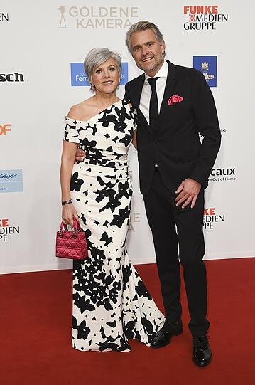 Flop: Birgit Schrowanges Kleid erinnert an ein Kuhfell. Erst auf den zweiten Blick fällt die Blumen-Optik auf.