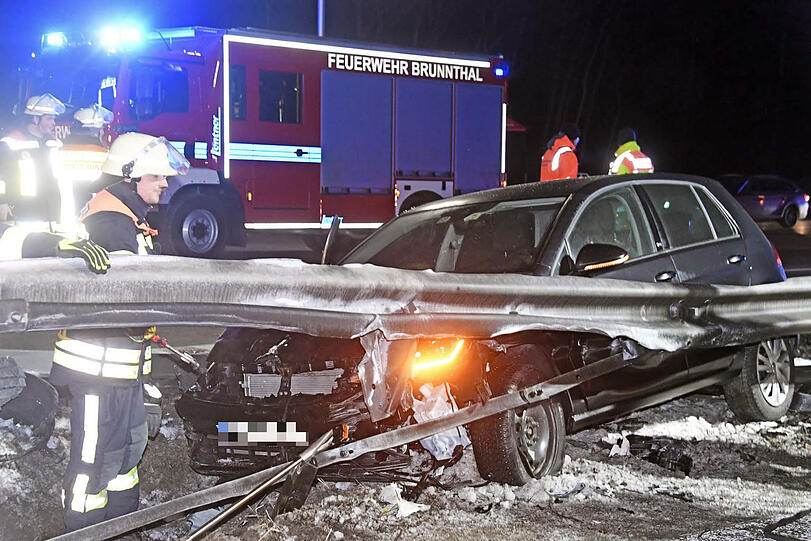 Der Lkw krachte in die Leitplanke, auch ein anderes Auto war am Unfall beteiligt.