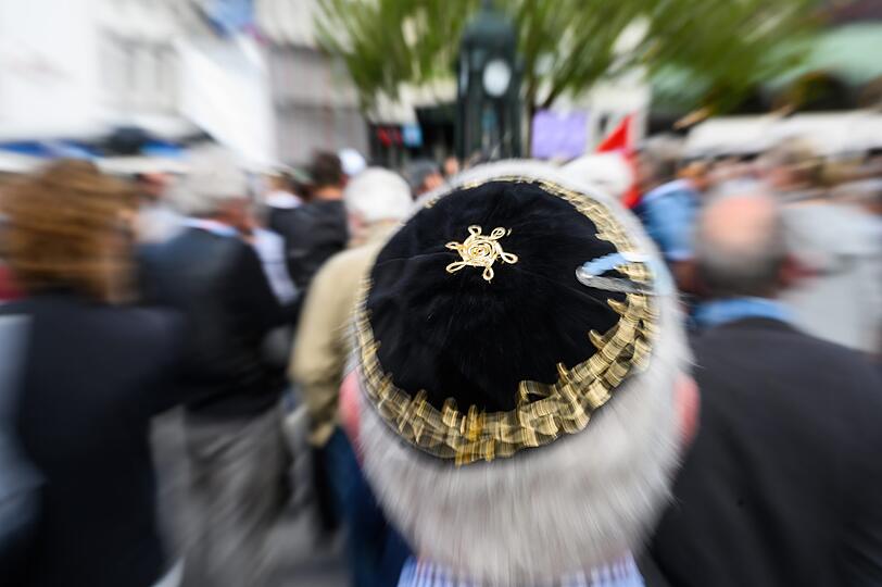 Ein Mann trägt auf einer Kundgebung eines Bündnisses gegen Antisemitismus eine Kippa.