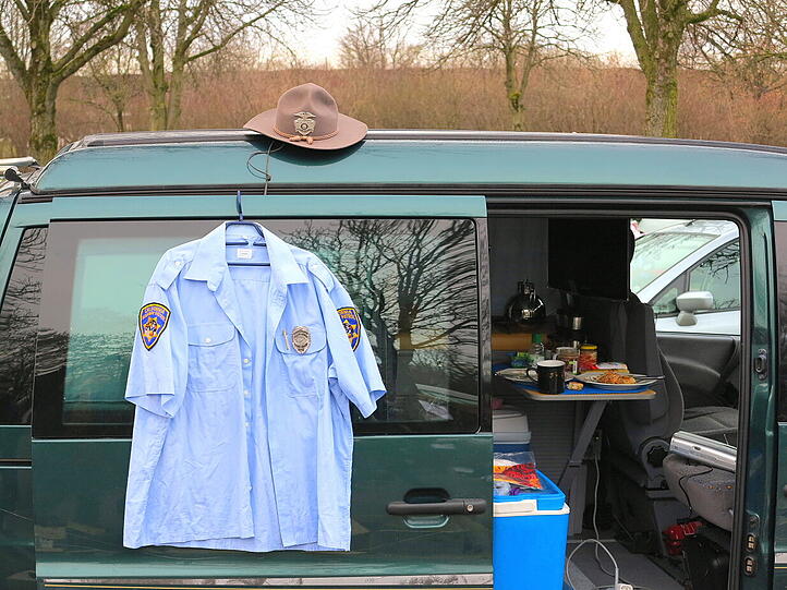 Selbst eine Uniform der "California Highway Patrol".