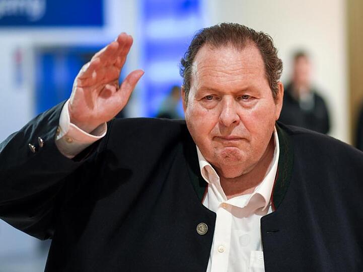 Ottfried Fischer, Schauspieler, hebt grüßend die Hand. Foto: Tobias Hase/dpa/Archivbild