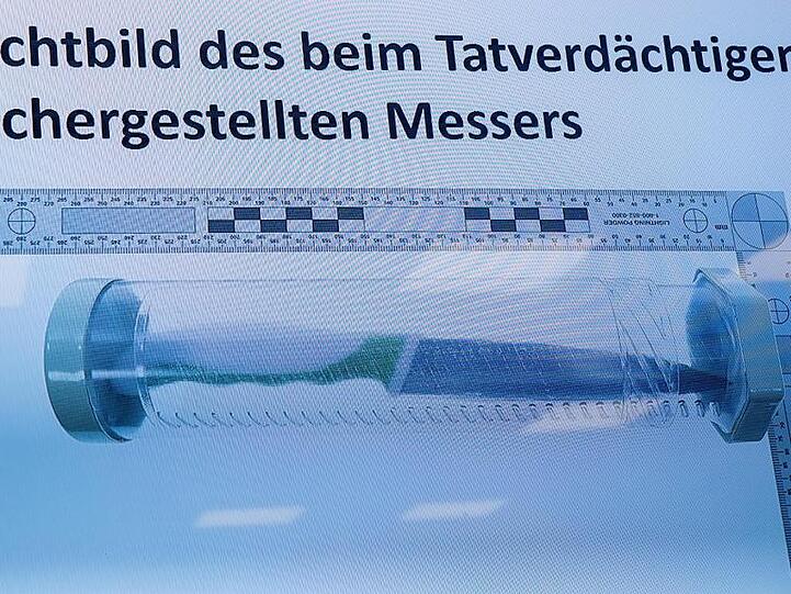 Das Bild der Tatwaffe - ein Messer - ist während einer Pressekonferenz auf einem Bildschirm zu sehen. Foto: Daniel Karmann/Archiv