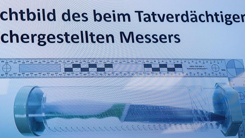 Das Bild der Tatwaffe - ein Messer - ist während einer Pressekonferenz auf einem Bildschirm zu sehen. Foto: Daniel Karmann/Archiv Das Bild der Tatwaffe - ein Messer - ist während einer Pressekonferenz auf einem Bildschirm zu sehen. Foto: Daniel Karmann/Archiv