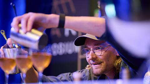 Wladimir Reichert von der erst kürzlich eröffneten Bar "Studio" in Zürich mixt seinen Gewinner-Cocktail "Unruh".