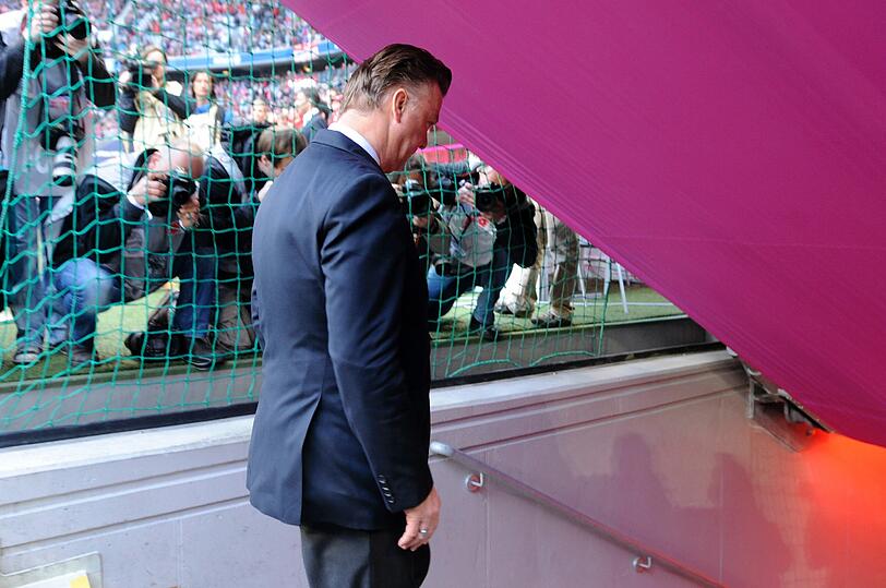 HINTERAUSGANG: Dann ist doch alles schneller vorbei als bei der Lösung aus dem März geplant. Es sollte Platz drei sein, mindestens die Champions-League-Teilnahme war Pflicht für den Niederländer, der München durch das &bdquo;große Tor&ldquo; verlassen wollte. Nach der Rückkehr auf Rang drei durfte er darauf hoffen &ndash; doch das 1:1 beim 1. FC Nürnberg und das Abrutschen auf Rang vier bescherte den nächsten Rückschlag &ndash; für van Gaal das Aus. Ein Abschied durch den Hinterausgang. Sein Assistent Andries Jonker übernimmt.