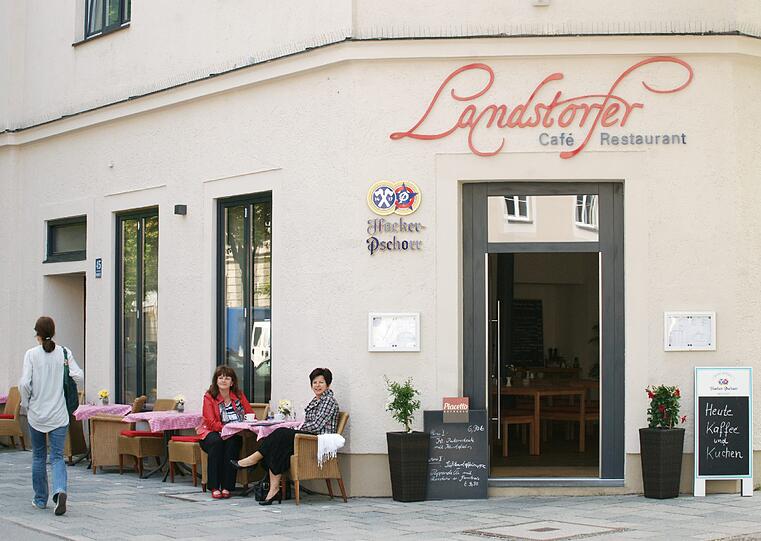 Schöne Aussicht: Von der Terrasse aus haben die Gäste das Treiben Richtung Elisabethmarkt im Blick.