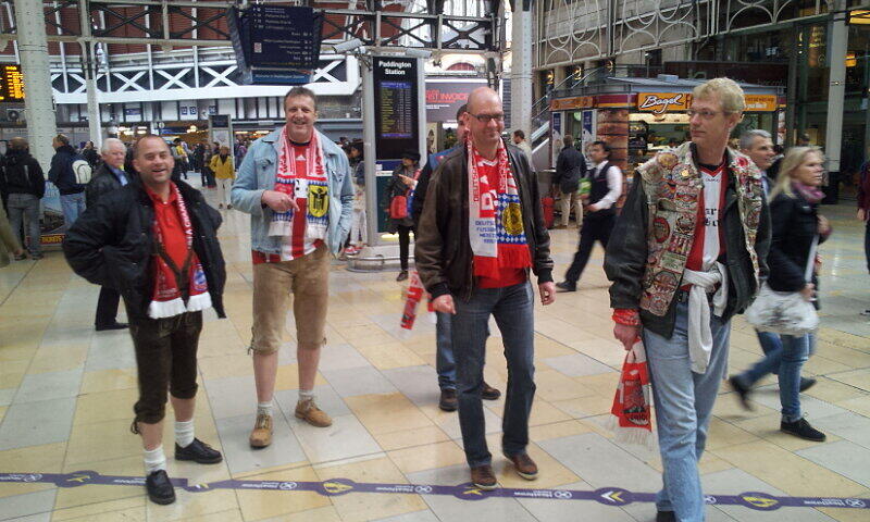 "Über Padington Station mit der Tube zur Themse." Eine kleine Rundfahrt durch London am Tag des großen Finale im Wembley-Stadion.