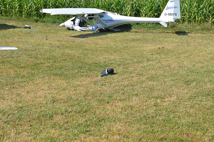 Die Bilder vom Absturzort: Ein Leichtflugzeug ist kurz nach dem Start wieder auf dem Boden aufgeschlagen.