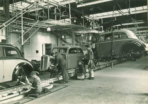 Für jedes Teil des DKW F7 ist ein anderer Fließbandarbeiter zuständig &ndash; im Werk Zwickau im Jahr 1937.