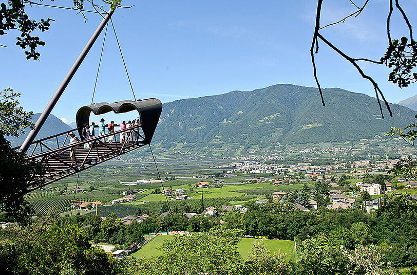 Skywalks gibt es auch in einem Gelände, das nicht hochalpin ist. Der Thun'sche Gucker am Stadtrand von Meran bietet Aussicht über den grünen Talkessel.