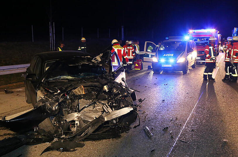 Bilder vom Verkehrsunfall auf der A94 Forstinning: Insgesamt fünf Autos und ein Lkw waren beteiligt.