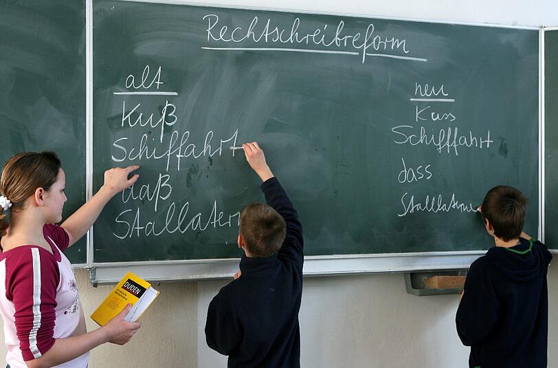 Schüler einer 6. Klasse üben die neue Rechtschreibung.