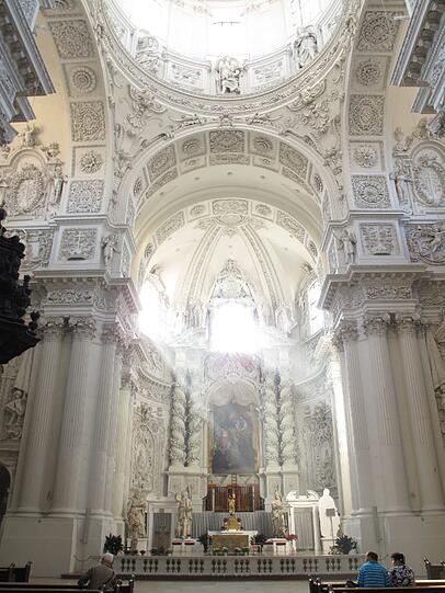 In der Theatinerkirche erklingen am Sonntag russische Volksweisen und sakrale Melodien.