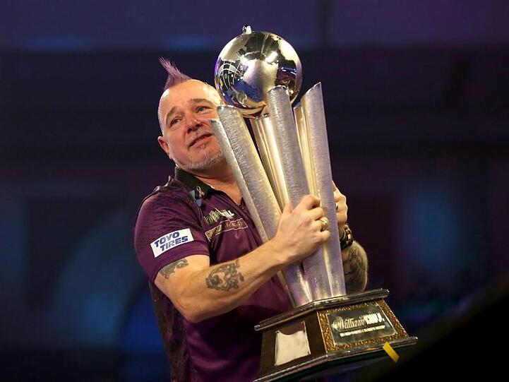 Peter Wright mit der 25 Kilogramm schweren Sid Waddell Trophy.