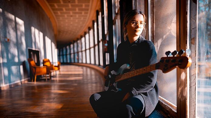 Julia Hornung hat E-Bass und Kontrabass studiert. Zur Absicherung hat sie eine Booking-Agentur und einen Verlag gegründet. Alle drei Jobs sind von Corona betroffen.