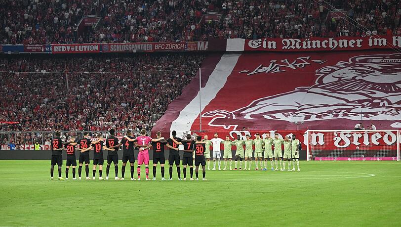 Vor Spielbeginn findet eine Schweigeminute für die Opfer in Marokko und Libyen statt.