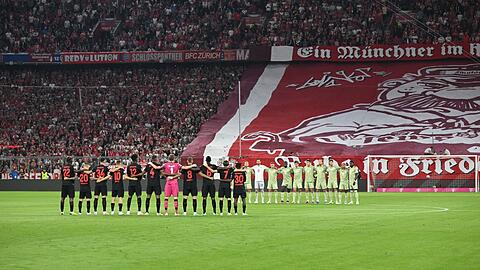 Vor Spielbeginn findet eine Schweigeminute für die Opfer in Marokko und Libyen statt.