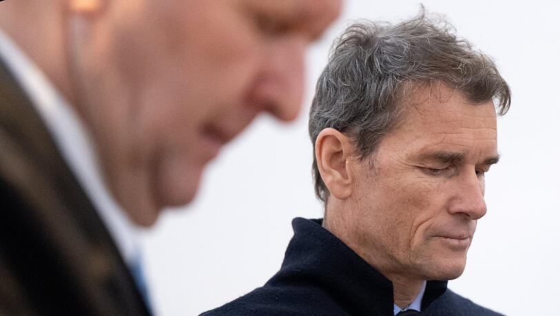 Der wegen Hausfriedensbruch und Sachbeschädigung angeklagte ehemalige Nationaltorwart Jens Lehmann (re.) steht vor Prozessbeginn mit seinem Anwalt Christoph Rückel im Amtsgericht im Gerichtssaal.