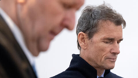 Der wegen Hausfriedensbruch und Sachbeschädigung angeklagte ehemalige Nationaltorwart Jens Lehmann (re.) steht vor Prozessbeginn mit seinem Anwalt Christoph Rückel im Amtsgericht im Gerichtssaal.