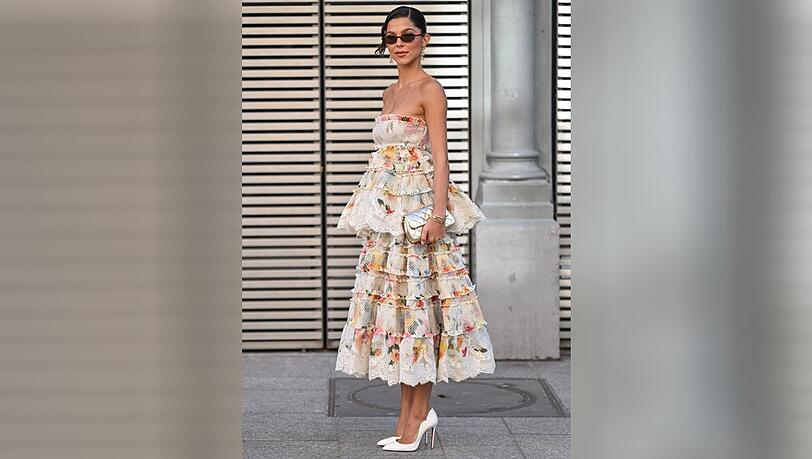 Mit fr&uuml;hlingshaften Kleidern in Midil&auml;nge und mit floralem Print macht man als Hochzeitsgast 2026 alles richtig.