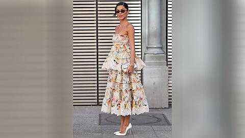 Mit fr&uuml;hlingshaften Kleidern in Midil&auml;nge und mit floralem Print macht man als Hochzeitsgast 2026 alles richtig.