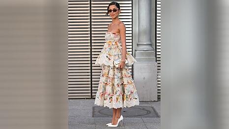 Mit fr&uuml;hlingshaften Kleidern in Midil&auml;nge und mit floralem Print macht man als Hochzeitsgast 2026 alles richtig.