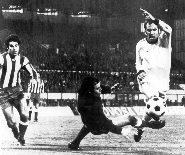 72 Treffer. Hier versucht "Bulle" Roth (rechts) Athletico Madrids Keeper Miguel Reina zu umkurven. Platz elf für den Bullen.