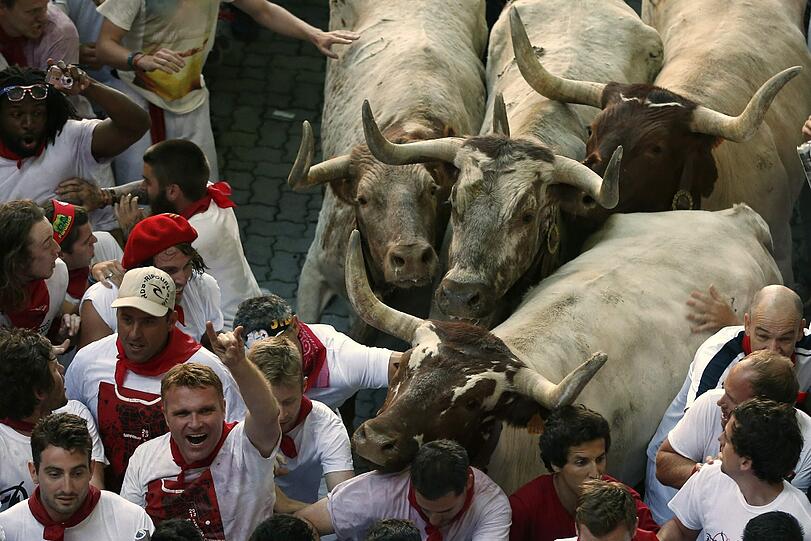 Brutal - und brutal gefährlich: Bei der alljährlichen Stierhatz in Pamplona werden zahlreiche Menschen verletzt. Gleich am ersten Tag 2013 sind es vier.