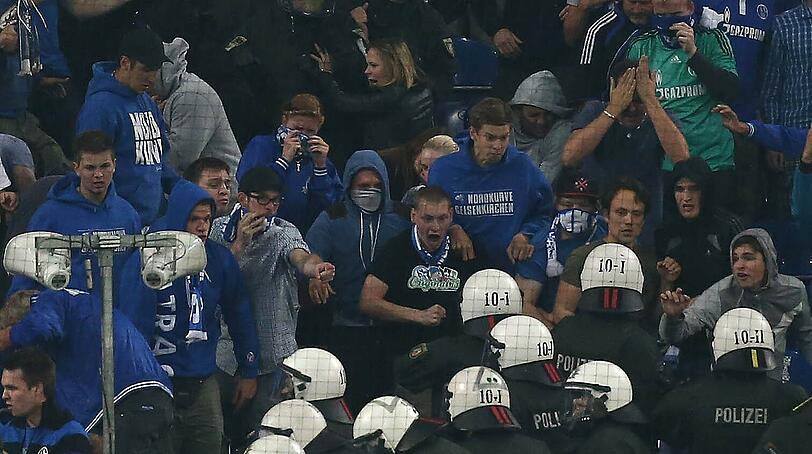 Polizei stürmt den Fanblock: Die Bilder vom Schalke-Spiel gegen Saloniki