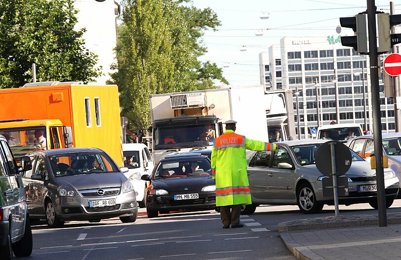 Hochspannung am Dienstagmorgen. Die Polizei sperrt das Gebiet rund um die Feilitzschstraße großräumig ab.