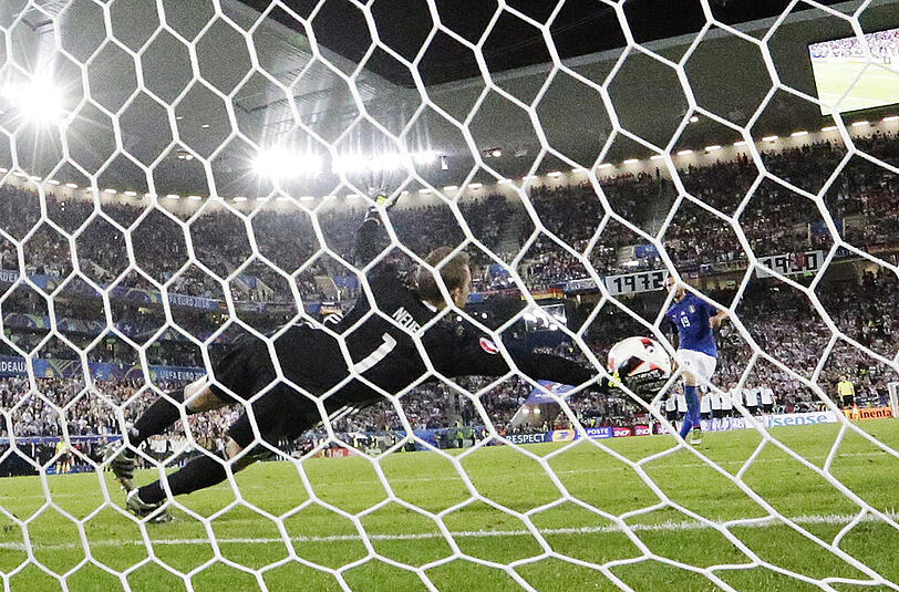 9. Schuss: LEONARDO BONUCCI, 2:2. Traf im Spiel traumwandlerisch sicher zum 1:1, verschießt nun im Elfmeterschießen. Neuer hüpft wie ein Hampelmann auf der Linie herum und taucht nach rechts unten ab. Matchball Deutschland!