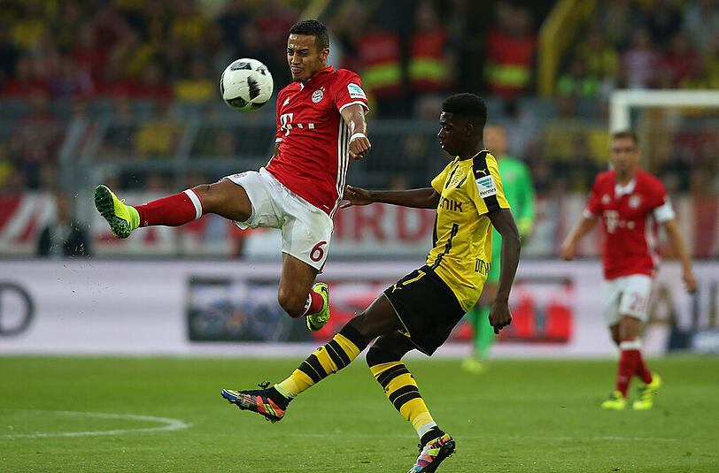 Thiago Alcantara: Note 3. Bildete den linken Part des Mittelfeld-Dreiecks, harmoniert in der Spanisch-Latino-Clique ganz gut mit Vidal & Alonso. Versuchte immer wieder seine Chip-Pässe, bei Freistoßflanken tatsächlich gefährlich. Sehr, sehr verspielt. Pluspunkt: Seine Ecke führte zum 2:0.