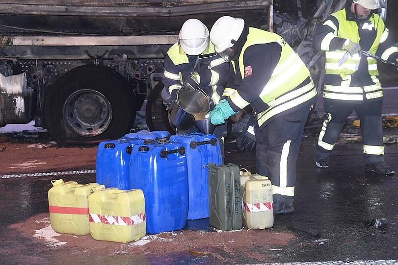 Nachdem der Lkw in den Sicherungsanhänger gekracht war, brannte dieser aus. Die Bilder.