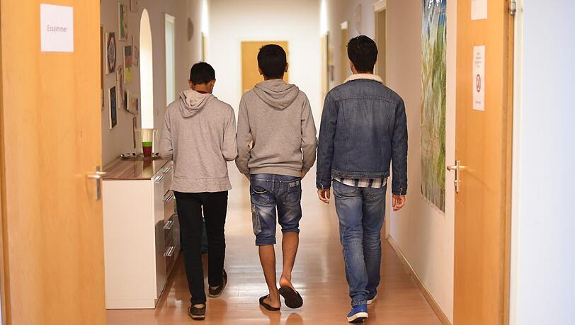 Erwachsen – oder erst auf dem Weg zur Volljährigkeit? Diese Frage ist bei jungen Flüchtlingen nicht leicht zu klären. Erwachsen – oder erst auf dem Weg zur Volljährigkeit? Diese Frage ist bei jungen Flüchtlingen nicht leicht zu klären.