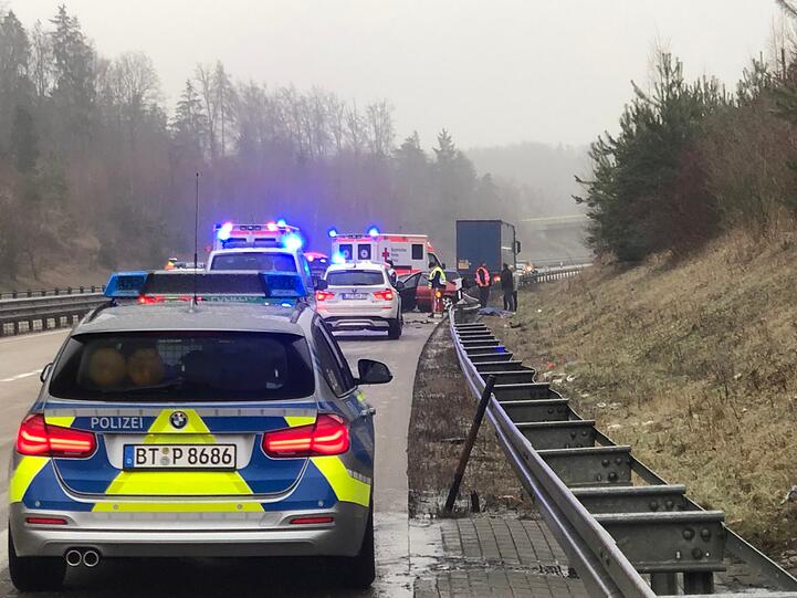 Tragischer Unfall auf der A73: Nach einem leichten Unfall mit Blechschaden wird ein Lkw-Fahrer von einem Auto erfasst und tödlich verletzt.