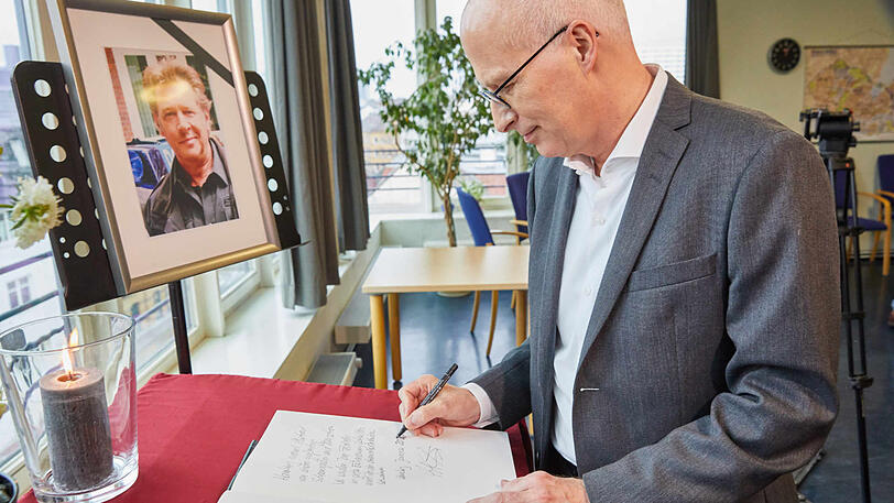 Peter Tschenscher (SPD), Erster Bürgermeister von Hamburg, trägt sich in der Davidwache in das Kondolenzbuch für Jan Fedder ein.