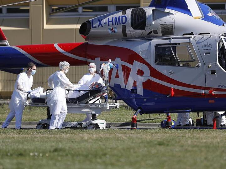 Ein Notfallpatient wird aus dem Zivilkrankenhaus von Mulhouse zu einem Hubschrauber gebracht. Vor allem im Département Haut-Rhin und in der gesamten ostfranzösischen Region Grand Est ist die Zahl der Corona-Infektionen dramatisch gestiegen.