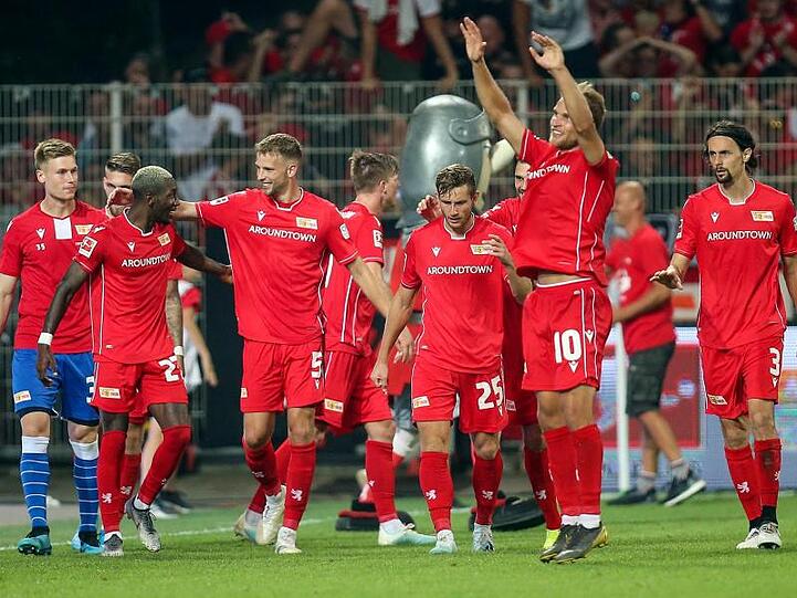 Nach dem 3:1 gegen Borussia Dortmund jubeln die Union-Spieler mit den Fans im heimischen Stadion.
