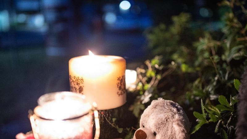 Ein Teddybär und Kerzen liegen und stehen vor einem Haus. Eine 27-jährige Mutter soll in Solingen fünf Kinder umgebracht haben.
