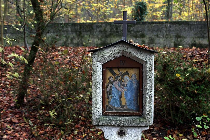 Auch ein Kreuzweg gehört zur Klause.