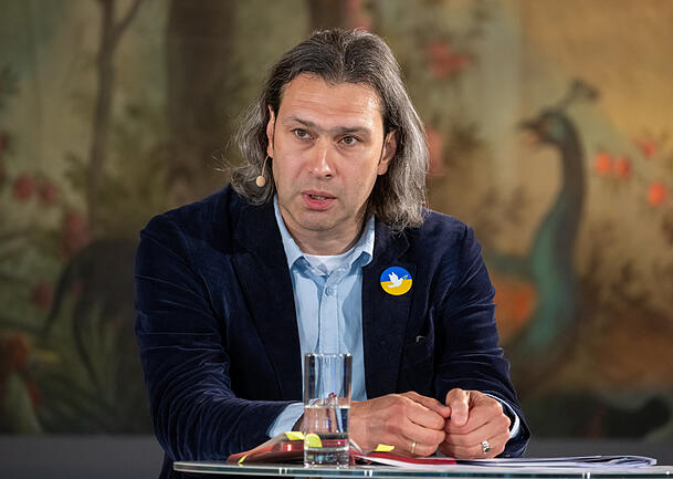 Vladimir Jurowski wurde 1972 in Moskau geboren. 1990 kam er nach Deutschland, wo er sein Studium in Dresden und Berlin fortsetzte. Er war Kapellmeister an der Komischen Oper Berlin und Chef des London Philharmonic Orchestra. Seit 2017 leitet er das Rundfunk-Sinfonieorchesters Berlin, 2021 wurde er Generalmusikdirektor der Bayerischen Staatsoper. Vladimir Jurowski wurde 1972 in Moskau geboren. 1990 kam er nach Deutschland, wo er sein Studium in Dresden und Berlin fortsetzte. Er war Kapellmeister an der Komischen Oper Berlin und Chef des London Philharmonic Orchestra. Seit 2017 leitet er das Rundfunk-Sinfonieorchesters Berlin, 2021 wurde er Generalmusikdirektor der Bayerischen Staatsoper.