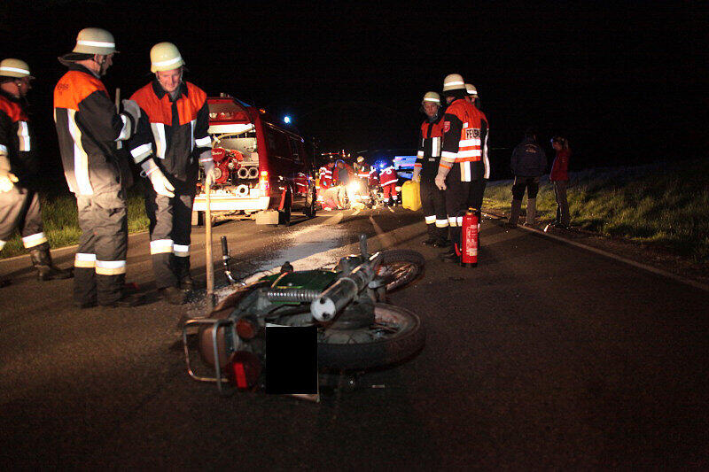 Schwerer Unfall auf der B 15: Zwei Verletzte