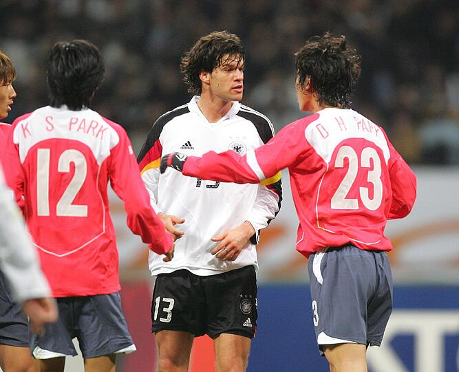 28. Länderspiel: Ballack wird zur tragischen WM-Figur. Im Halbfinale gegen
Gastgeber Südkorea erzielt er wieder das 1:0-Siegtor. Zugleich sieht
er die Gelbe Karte und ist im Finale gegen Brasilien (0:2) gesperrt.