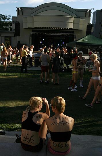 Mehrere tausende Menschen haben sich in Salt Lake City bis auf die Unterwäsche ausgezogen und mit einem Lauf
durch die Stadt gegen die konservativen Gesetze des US-Staates protestiert.
