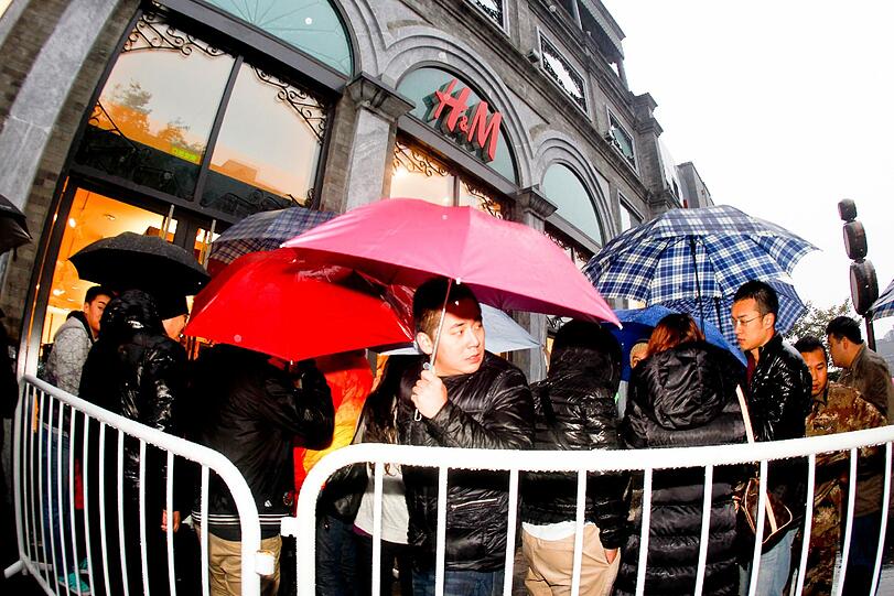 In Peking stehen die Menschen sogar im Regen, um sich die neue Versace-Kollektion von H&M zu sichern