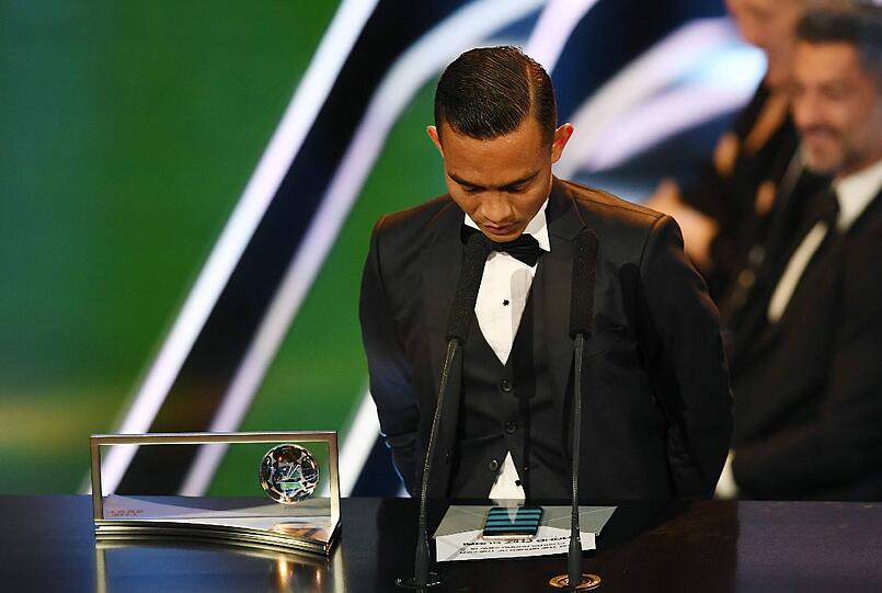 Den rührendsten Auftritt bei der FIFA-Gala für den Weltfußballer lieferte Mohd Faiz Subri. Nachdem er die Auszeichnung für das schönste Tor des vergangenen Jahres erhalten hatte, fingerte der international unbekannte Malaysier sichtlich nervös sein Mobiltelefon hervor. Sekundenlang suchte er fieberhaft, Moderator Marco Schreyl bot schon seine Hilfe an. Am Ende hatte Subri dann aber doch die in dem Handy gespeicherte Rede gefunden - und bedankte sich auf mühsam vorgetragenem Englisch.