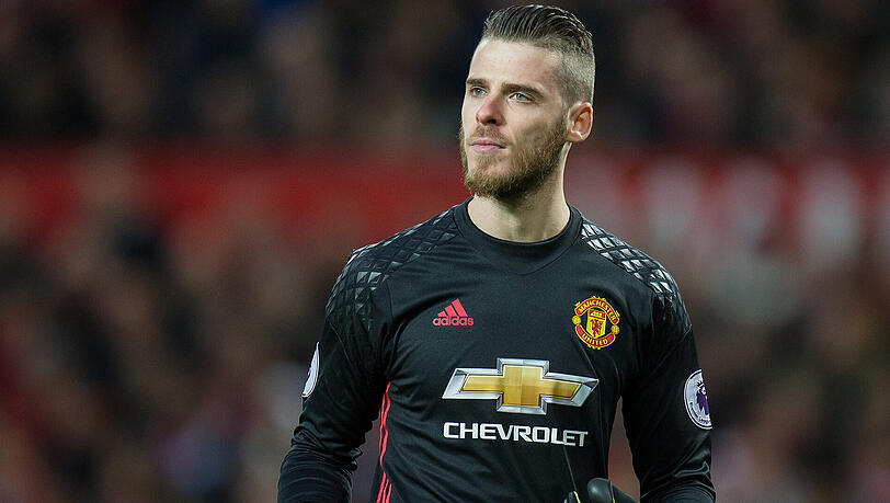 David de Gea (Manchester United): Nachdem der Wechsel des Torhüters nach Madrid vor zwei Jahren in letzter Sekunde geplatzt ist, machen sich die Spanier laut verschiedenen englischen Medienberichten wieder Hoffnung. Ob die ewige Wechselposse um David de Gea endlich ein Ende hat? David de Gea (Manchester United): Nachdem der Wechsel des Torhüters nach Madrid vor zwei Jahren in letzter Sekunde geplatzt ist, machen sich die Spanier laut verschiedenen englischen Medienberichten wieder Hoffnung. Ob die ewige Wechselposse um David de Gea endlich ein Ende hat?