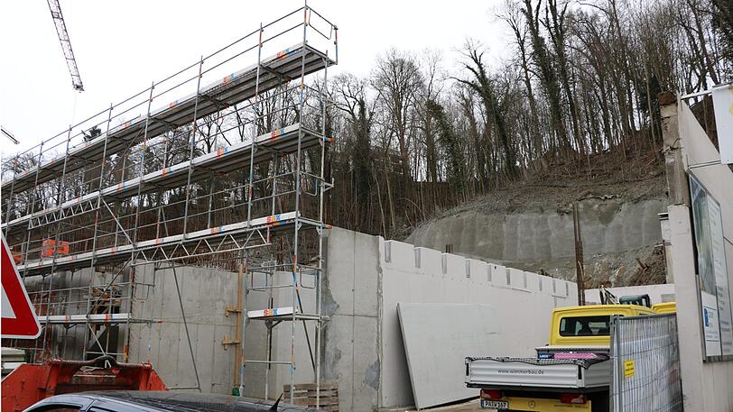 "Eine unmögliche Architektur &ndash; der halbe Burgberg wird abgetragen", kritisiert der Verein Architektur das Bauprojekt an der Inneren Münchener Straße.