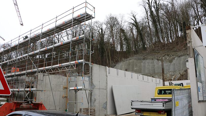 "Eine unmögliche Architektur – der halbe Burgberg wird abgetragen", kritisiert der Verein Architektur das Bauprojekt an der Inneren Münchener Straße. "Eine unmögliche Architektur – der halbe Burgberg wird abgetragen", kritisiert der Verein Architektur das Bauprojekt an der Inneren Münchener Straße.